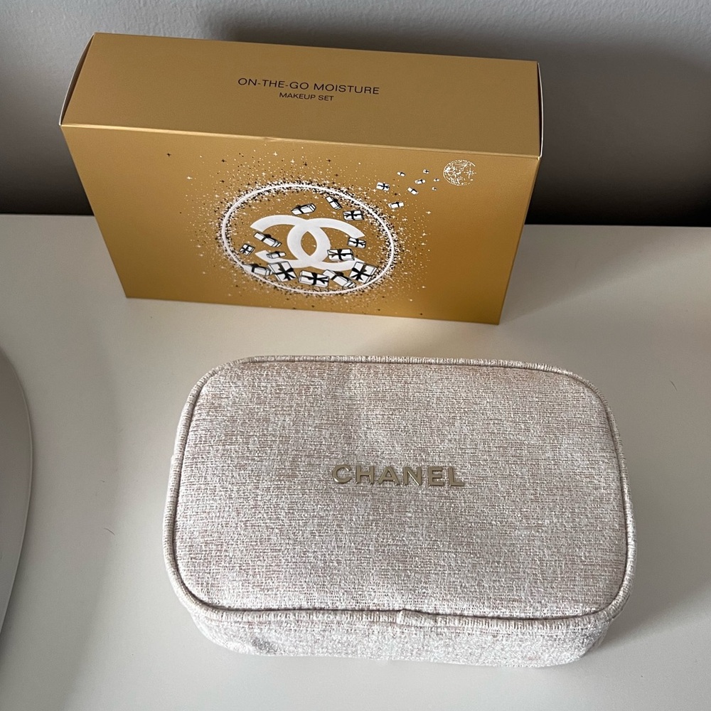 NIB Chanel Holiday 2023 Makeup bag in White with white interior